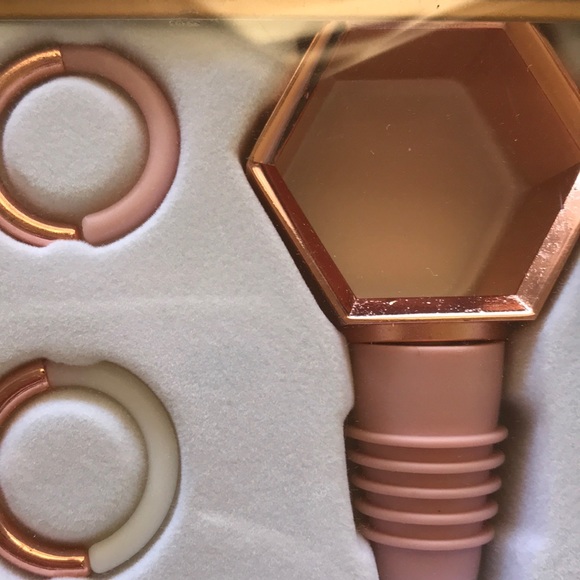 Laura Ashley 7 piece Wine Accessories Set - Picture 4 of 4